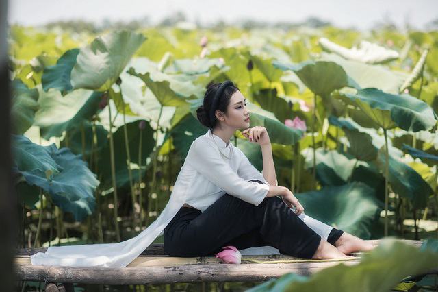 Với gương mặt đẹp, chiều cao 1m70, số đo ba vòng khá chuẩn 84-62-92, Huyền Trang từng tham gia cuộc thi The Face do trường tổ chức và lọt vào đến vòng chung kết. Sắp tới, Trang cũng sẽ thử sức với cuộc thi sắc đẹp ở tỉnh nhà.