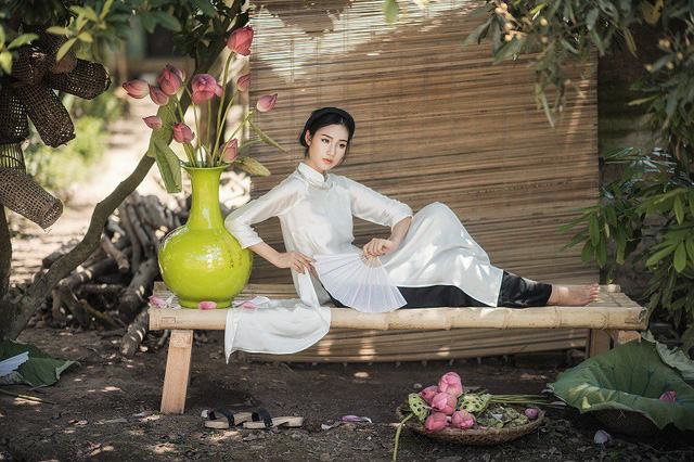 Thực hiện bộ ảnh sen theo phong cách quý phái với áo dài trắng truyền thống, búi tóc thấp, đội mấn và đi guốc mộc Huyền Trang lý giải: “Áo dài là trang phục em thích, vừa kín đáo, nền nã lại vừa toát ra được vẻ kiêu sang, quý phái, rất hợp với hoa sen”.