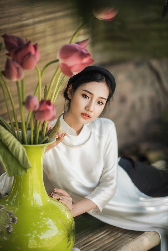 Bày tỏ quan điểm về xu hướng “hở bạo” của các thiếu nữ khi chụp ảnh hoa sen, Huyền Trang cho rằng: “Mỗi người có một quan niệm về cái đẹp theo một cách riêng, em không phê phán hay biểu dương hành động đó”.