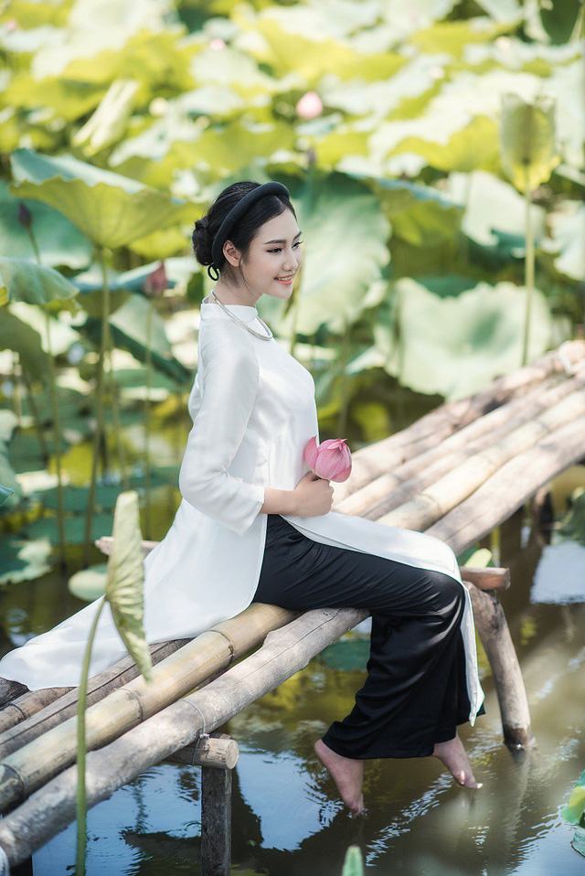 “Em đang học về quản trị du lịch nên ngoài ước mơ được làm trong các khách sạn lớn em còn mong muốn có một cửa hàng riêng của mình”, Trang chia sẻ về ước mơ trong tương lai.