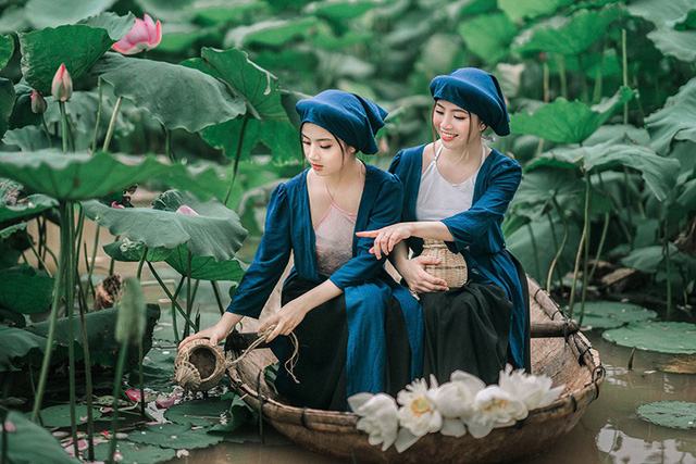 Nhiếp ảnh Đào Duy Khương cùng hai cô gái trẻ Huyền Trang và Huyền Trân thực hiện bộ ảnh lấy cảm hứng từ truyện cổ tích Tấm Cám này.