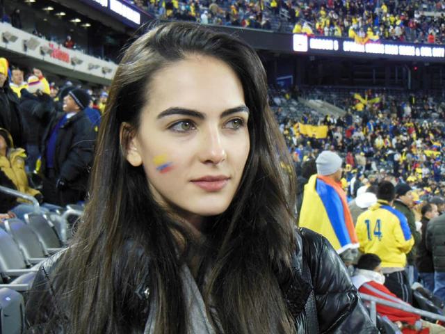 Daniela Botero trên khán đài cổ vũ cho đội tuyển Colombia