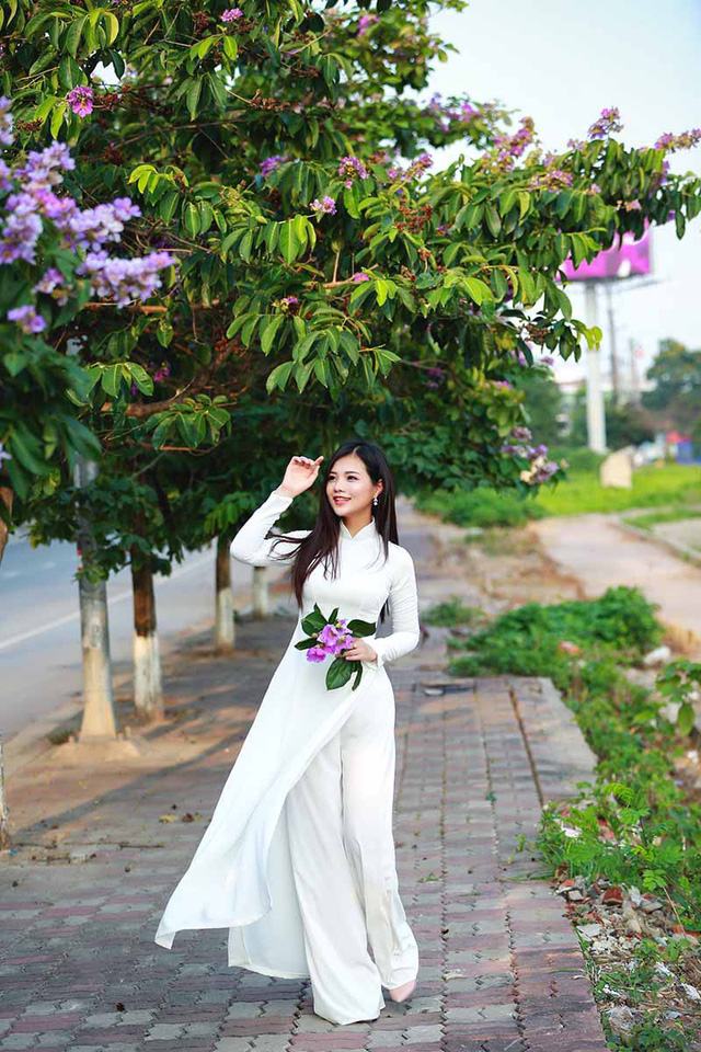 
Được biết hiện tại Song Ngân xuất sắc giành được tấm vé bước vào chung kết cuộc thi Hoa khôi sắc đẹp quyền năng 2018. Trước đó cô gái sinh năm 1993 từng được biết đến khi giành được một số thành tích như Top 20 cuộc thi Qúy cô công sở 2015, Á quân cuộc thi Mr & Ms VTC 2017, Top 20 cuộc thi The Beauty 2017,...
