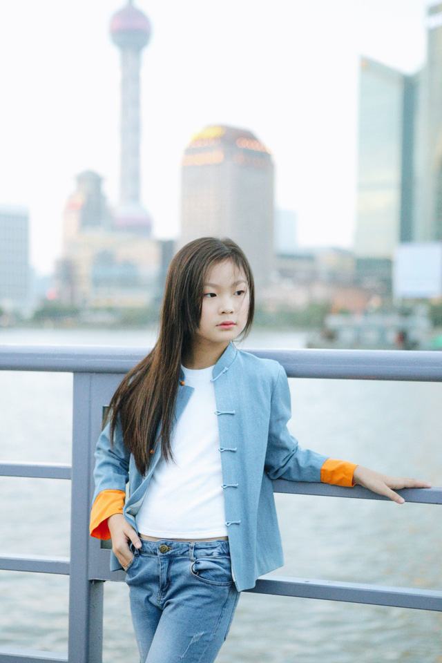 Được biết trong tháng 6 vừa qua, Dịch Huyên là một trong 3 gương mặt người mẫu nhí tại Việt Nam được tuyển chọn tham gia chuyến đi khám phá Thượng Hải.