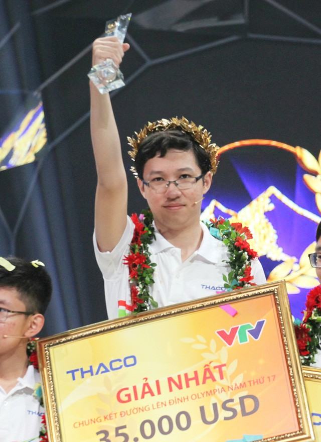Hình ảnh Phan Đăng Nhật Minh giành chức vô địch Đường lên đỉnh Olympia năm 2017.