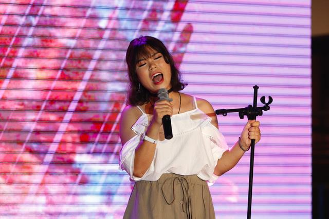 
Giọng ca dày và nội lực của thí sinh Nguyễn Phương Hoa đã chinh phục khán giả với ca khúc tiếng Anh đầy thử thách Wrecking ball.

