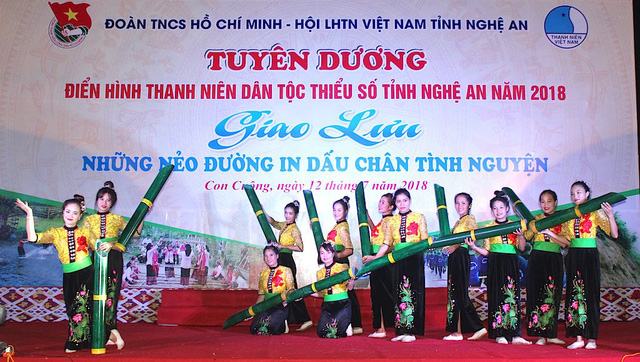 Tiết mục văn nghệ đặc sắc chào mừng chương trình “Tuyên dương điển hình thanh niên dân tộc thiểu số tỉnh Nghệ An năm 2018” và giao lưu “những nẻo đường in dấu chân tình nguyện”.