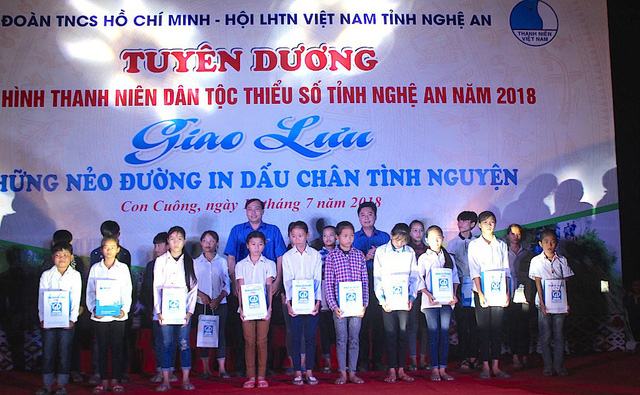 Ban Thường vụ Tỉnh đoàn, Công ty cổ phần Thiết bị trường học tặng 50 bộ sách giáo khoa cho 50 học sinh có hoàn cảnh khó khăn của xã Lục Dạ.