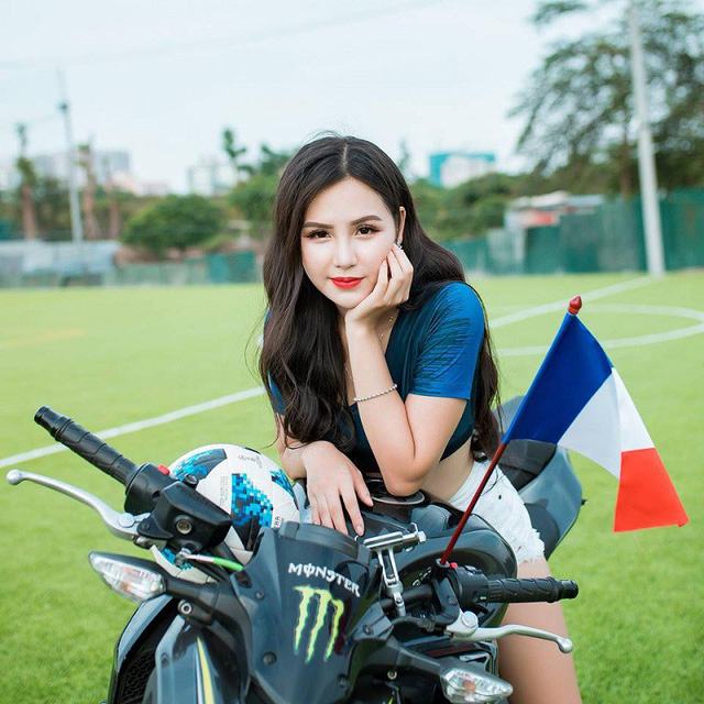 Đội tuyển Pháp lọt vào chung kết, suốt một hành trình dài luôn thấy Đặng Ngân chia sẻ và cập nhật những hình ảnh cổ vũ cho đội tuyển, thể hiện tình yêu và niềm vui tột độ.