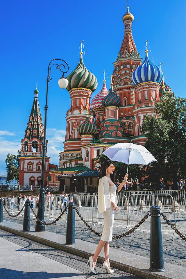 
Hà Vy cho thấy một phong thái khác hẳn với trang phục gợi cảm. Qua đây, Hà Vy cũng khoe khéo hình thể “chuẩn” người mẫu của mình: chiều cao 1m72, số đo 3 vòng lần lượt là 90-58-92.
