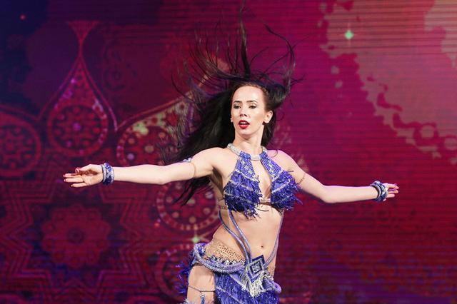 
Ekaterina Oleynikova - nghệ sỹ bellydance nổi tiếng thế giới đến từ Ukraine trình diễn những bước nhảy nóng bỏng
