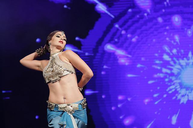 
Nữ bellydancer Olga Meos đến từ Kazakhstan với ngoại hình xinh đẹp ấn tượng, cùng phong cách trình diễn cá tính, kỹ thuật rất chi tiết để lại cảm xúc sâu sắc trong mắt khán giả
