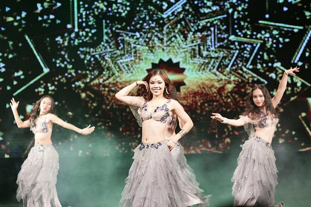 
Trong trang phục khoe trọn cơ thể gợi cảm, các vũ công khiến khán giả đắm chìm trong các điệu nhảy và nhận được nhiều lời tán thưởng
