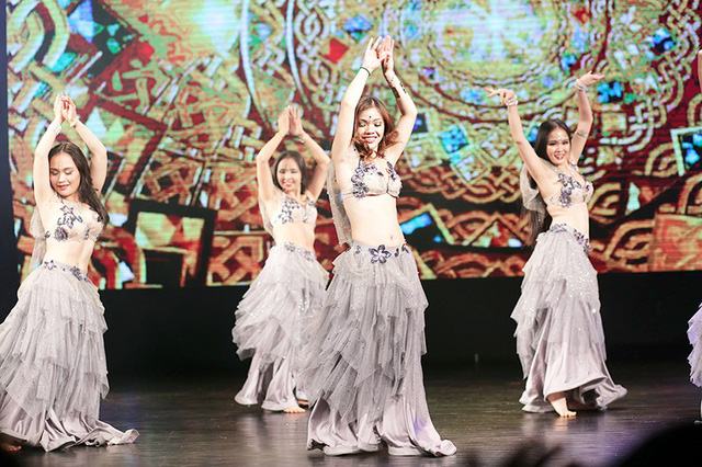 
Mỗi động tác lắc tay, chân, hông, bụng... của các vũ công khiến khản giả không thể rời mắt.
