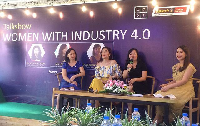 Chị Nguyễn Thu Giang, Tổng thư ký Vinasa và chị Lê Hồng Nhi - Trưởng phòng Quan hệ công chúng Tập đoàn Microsoft cũng đưa ra những ý kiến để nâng cao vai trò của phụ nữ trong ngành CNTT.