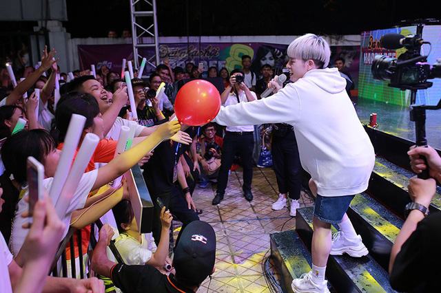 Tính cách của Đức Phúc rất dễ gần. Anh là ca sĩ giao lưu với khán giả nhiều nhất, cũng nhận được nhiều quà của fan nhất. Đáng chú ý trong những món quà fan tặng cho Phúc lần này có một chai tương “ông Phúc” do tự tay các bạn làm với ngụ ý Phúc thật thú vị.