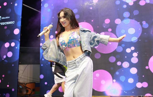 Đặc biệt đây là lần đầu tiên Hòa Minzy ra mắt, hát live ca khúc mới có tên “Nàng tiên cá”. Sáng tác mới mang tính lạc quan, yêu đời của Hòa Minzy nhanh chóng được các bạn trẻ đón nhận.