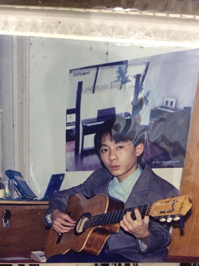 Trông chú cũng thật lãng tử khi chơi guitar