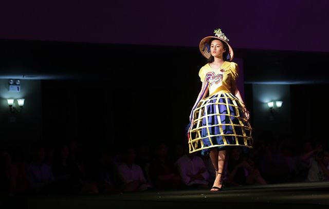 
Hình tượng lồng gà (bu chụp gà) giản dị, mộc mạc của miền quê Việt Nam được ứng dụng rất sáng tạo vào mẫu váy độc đáo, tạo nên sự thú vị cho người xem
