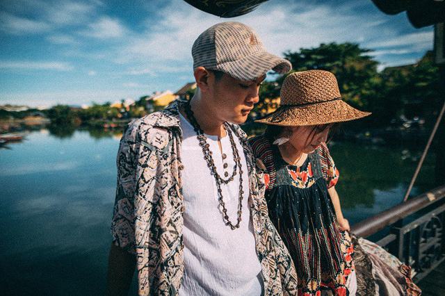 “Vì cả hai chúng mình đều đã trải qua một vài mối tình rồi nhưng đều lỡ duyên. Anh thích cách yêu không giấu diếm của mình nên việc bày tỏ, xác định yêu là cưới cũng trong suy nghĩ của ảnh ngay từ đầu”, Yến Nhi chia sẻ.