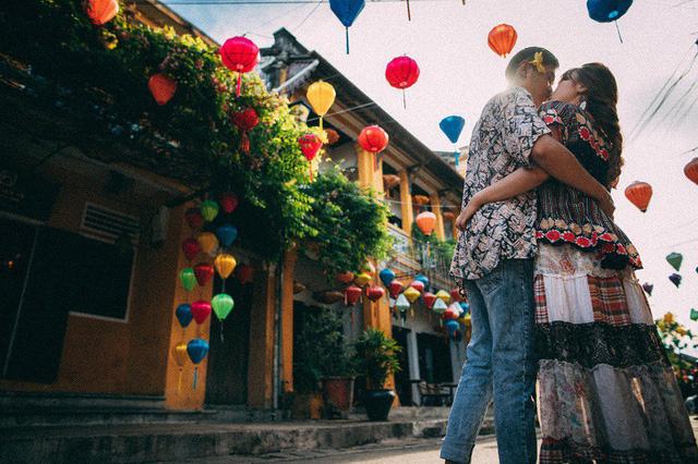 Ngày đầu gặp mặt, Yến Nhi kể cô cũng không có nhiều ấn tượng về Trân. Thời gian sau do Trân liên tục “thả thính” đã khiến trái tim Yến Nhi rung động nên quyết định thử yêu để xem tính cách đối phương như thế nào.