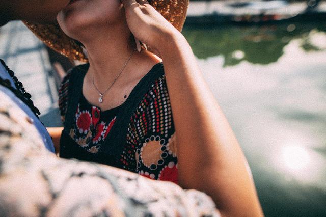 “Mình là một người bị dị ứng với câu từ. Khi nói chuyện cho dù cãi nhau to tiếng cũng phải có chủ vị đàng hoàng. Ví dụ là “không biết” thì phải nói đầy đủ “anh không biết”, “Sao lại làm chuyện đó?” thì phải là “Em sai rồi, em không nên làm như thế!”, Nhi nói.