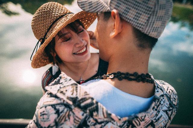 Yến Nhi bộc bạch đây là lần đầu tiên cặp đôi chụp ảnh cùng nhau, tuy nhiên cả hai lại có sự ăn ý đến lạ bởi họ có chung cảm xúc, niềm hạnh phúc khi chỉ ít ngày nữa thôi sẽ chính thức về chung một nhà.