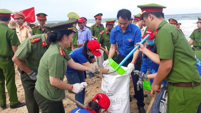 
Tham gia đợt ra quân này nhiều cán bộ, đoàn viên thanh niên thuộc lực lượng công an Kiên Giang,... cùng làm sạch môi trường biển
