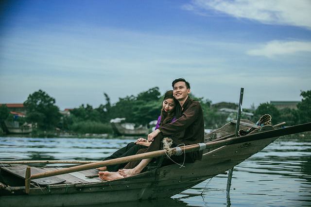 Văn Dệ và Thanh Huyền đã dành trọn một ngày lênh đênh trên con thuyền nhỏ để có được những khoảnh khắc chân thật nhất. Nhiếp ảnh gia Nguyễn Văn Thông – người thực hiện bộ ảnh chia sẻ, vì chụp ở sông nước nên giữ cân bằng rất khó, nhưng cặp đôi đã thể hiện trọn vẹn cảm xúc.