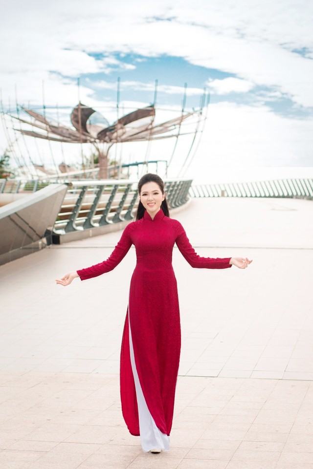 Người đẹp Huỳnh Thúy Vi khoe dáng dịu dàng bên cầu Tình yêu trên bến Ninh Kiều.