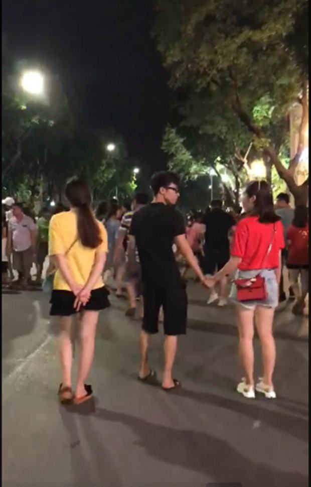 Ngát chạy lại nắm tay chàng trai đang đi cùng bạn gái trên phố đi bộ
