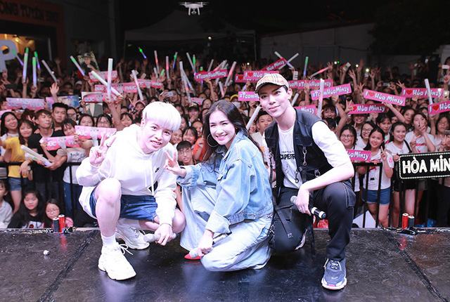 Tối 25/7, dàn sao “khủng”: Thùy Chi, Đức Phúc, Erik, Hòa Minzy và DJ gợi cảm Trang Moon hội tụ tại đêm Đại nhạc hội Happy Bee 8, cống hiến cho khán giả trẻ Thủ đô màn trình diễn đã tai, mãn nhãn.