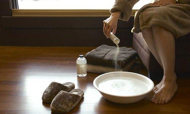 ngâm chân bằng nước muối