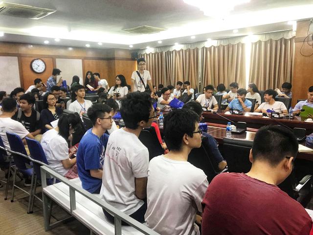 Các đề tài trong trại hè thu hút người tham dự quan tâm theo dõi.