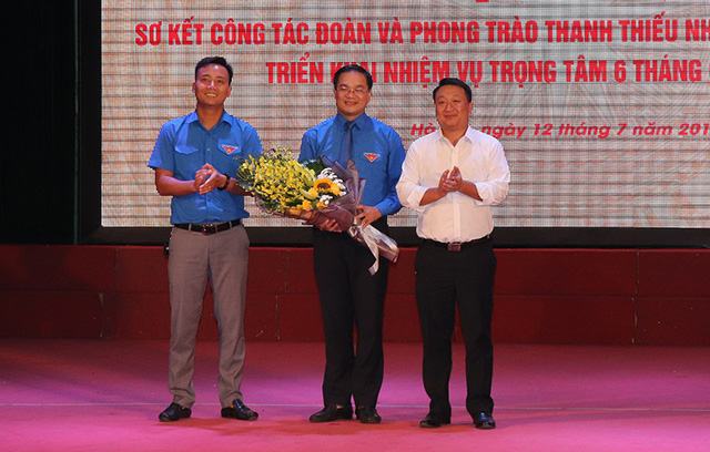 Tân Bí thư Thành đoàn Hà Nội Nguyễn Ngọc Việt (ở giữa ảnh) nhận hoa chúc mừng nhậm chức.