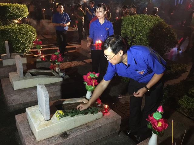 Tuổi trẻ dâng hương, dâng hoa bày tỏ lòng biết ơn đến các anh hùng liệt sỹ đã hy sinh cho tổ quốc