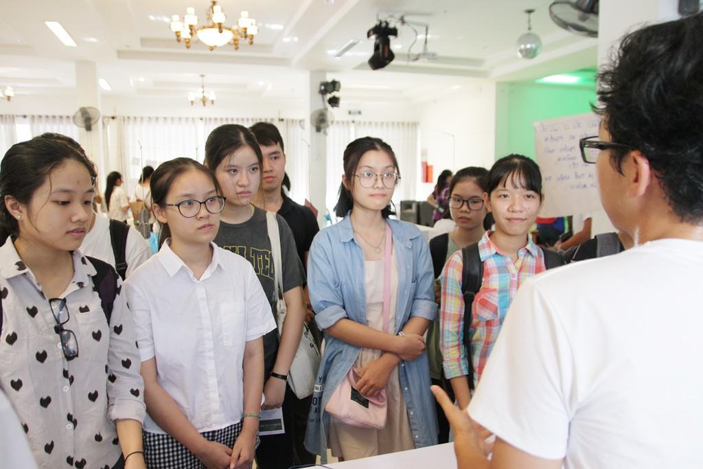 Lắng nghe người truyền đạt kể về những kinh nghiệm bản thân
