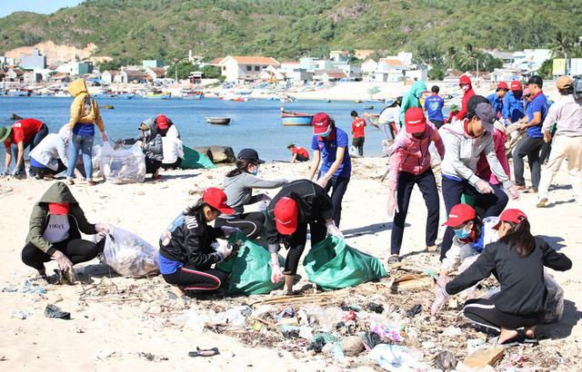 Các ĐVTN tham gia dọn rác thải bẩn ở biển du lịch Nhơn Hải (xã Nhơn Hải, TP Quy Nhơn).
