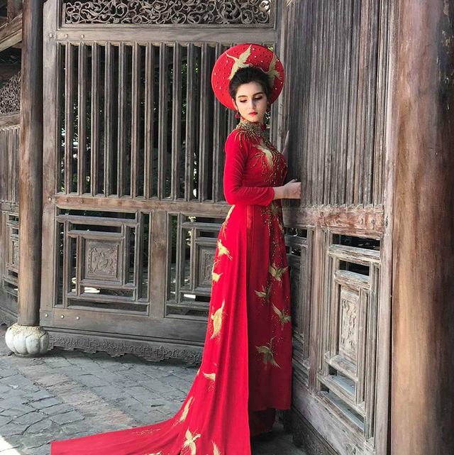 Giống như rất nhiều bạn trẻ khác, Hằng thích trà sữa, thích hát, biết bơi. Đặc biệt, Hằng từng giành huy chương vàng và huy chương bạc môn khiêu vũ thể thao các CLB tại tỉnh Quảng Ninh mở rộng năm 2015.