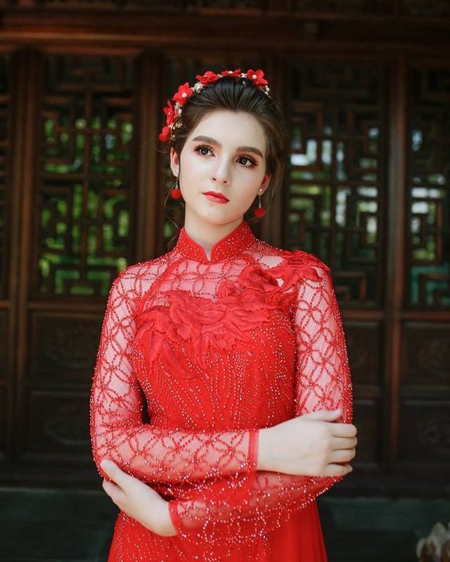 Hằng cho biết em rất vui và thích thú khi được mọi người biết đến và yêu quý. Hiện tại, bên cạnh việc học tập Hằng vẫn nhận lời làm mẫu ảnh cho một số địa chỉ quen thuộc.