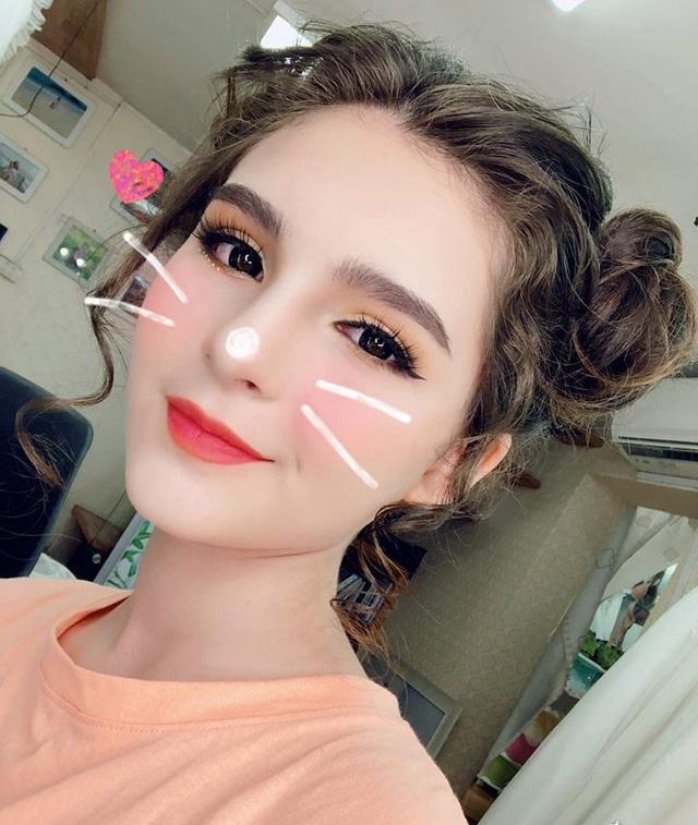 Môn học được Ngọc Hằng yêu thích nhất là môn Ngữ Văn bởi với Hằng “Văn cho chúng ta nhiều kiến thức bổ ích, Văn như một người bạn, Văn giúp ta lịch sự trong cách ăn nói và đi đứng”. Tuy bước chân vào nghề mẫu ảnh tình cờ và mới đây nhưng Ngọc Hằng cho biết em thực sự muốn theo đuổi công việc này và ước mơ của em là trở thành một người mẫu ảnh chuyên nghiệp.