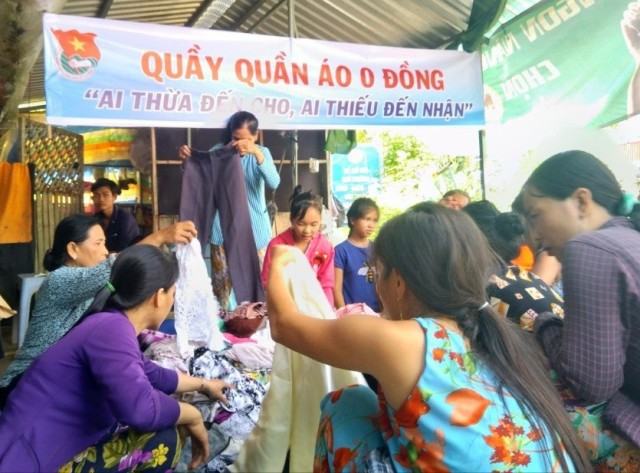 Bà con nhân dân đến lựa chọn cho mình bộ quần áo vừa ý tại Quầy quần áo 0 đồng của nhóm tuổi trẻ Sóc Trăng.