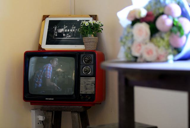 Những bức ảnh, chiếc ti vi cũ được chủ quán sưu tầm đặt trong quán.