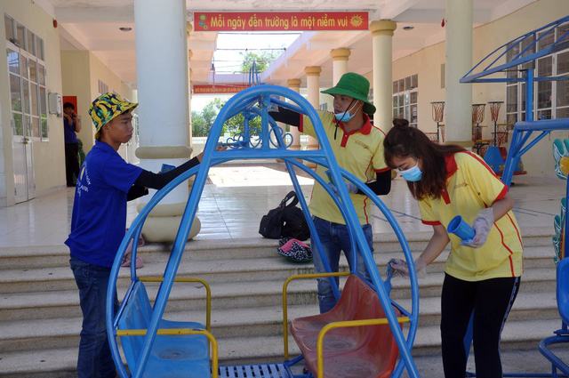  Sinh viên tình nguyện Trường cao đẳng Đại Việt Sài Gòn làm và sơn khu vui chơi của Trường mầm non An Dân (huyện Tuy An)