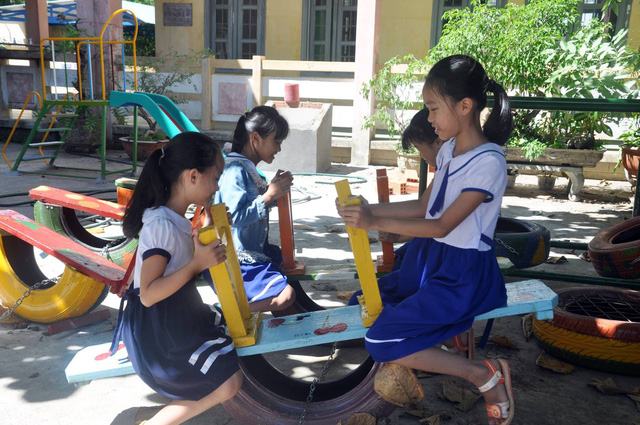Các em học sinh thích thú với khu vui chơi mới
