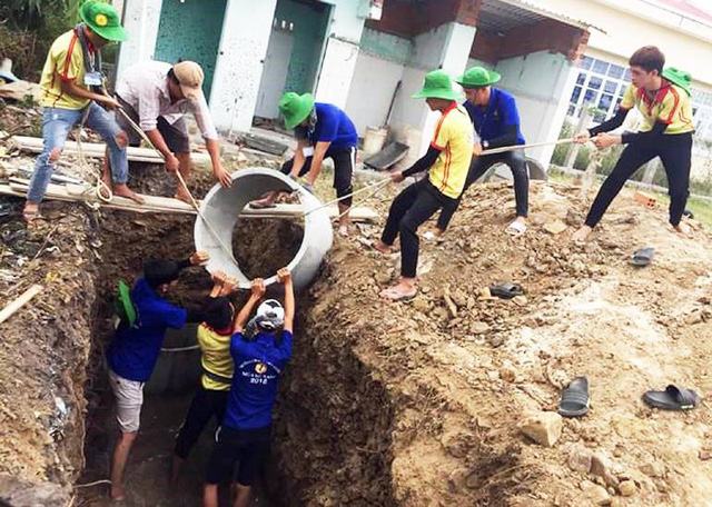 Sinh viên Trường cao đẳng Đại Việt Sài Gòn xây dựng nhà vệ sinh cho Trường mầm non An Ninh Đông, huyện Tuy An ở điểm trường thôn Phú Hội