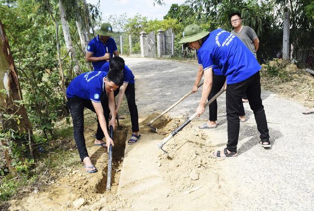  Sinh viên Học viện Ngân hàng - Phân viện Phú Yên thi công đường ống dẫn nước sinh hoạt cho người dân ở xóm Láng (thôn Tân Lương, xã Sơn Hội, huyện Sơn Hòa)