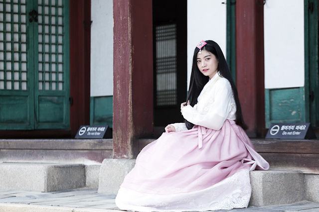 
Nam Phương mặc áo Hanbok truyền thống Hàn Quốc, thăm quan cung điện cổ và làng văn hóa Hàn Quốc.
