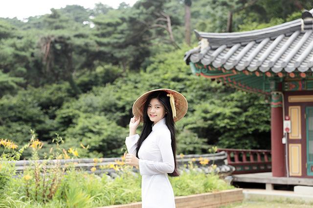 
Trở thành Đại sứ du lịch Hàn Quốc, nữ sinh Sài Gòn không quên mang hình ảnh tà áo dài dân tộc đến với đông đảo bạn bè quốc tế
