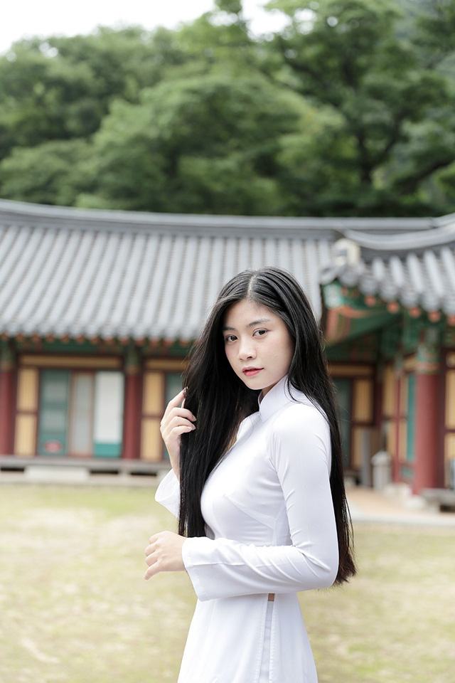 
 Hình ảnh Nam Phương đằm thắm trong trang phục áo dài trắng tinh khôi nhận được nhiều lời khen ngợi của bạn bè quốc tế.
